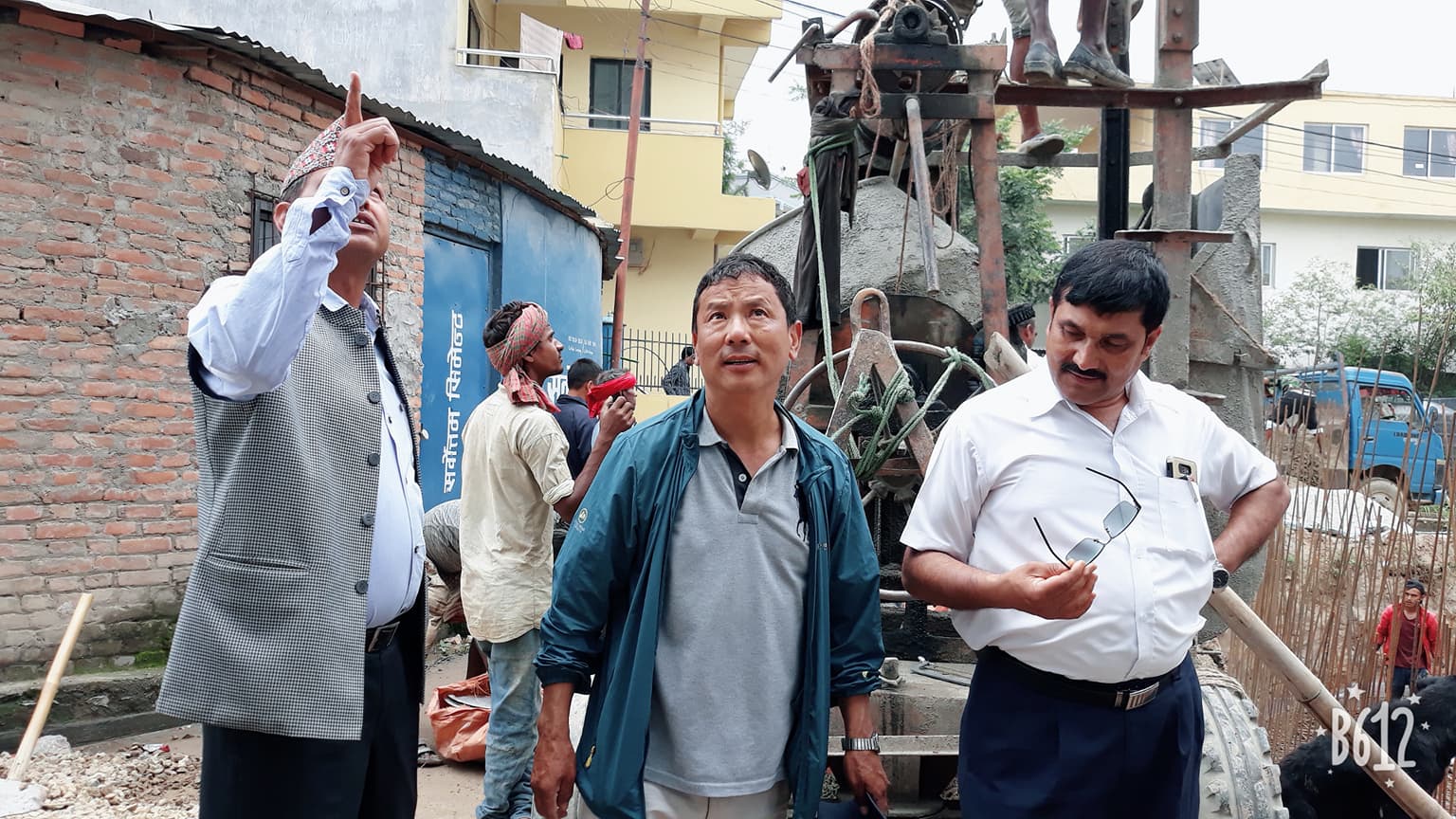 इमाडोलमा बाटो मिचेर बनेका अवैद्य संरचना हटाउन वडाको अल्टिमेटम, अटेर गरे दशैअघि डोजर चलाइने